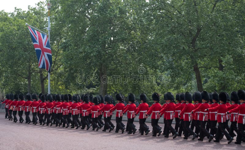 Soldati in uniforme tradizionale che marciano giù il centro commerciale a Londra durante radunare la cerimonia di colore fotografie stock libere da diritti Soldati in uniforme tradizionale che marciano giù il centro commerciale a Londra durante radunare la cerimonia di colore fotografie stock libere da diritti