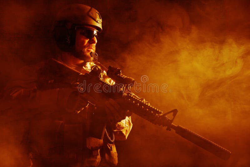 Soldato barbuto delle forze speciali immagine stock libera da diritti Soldato barbuto delle forze speciali immagine stock libera da diritti