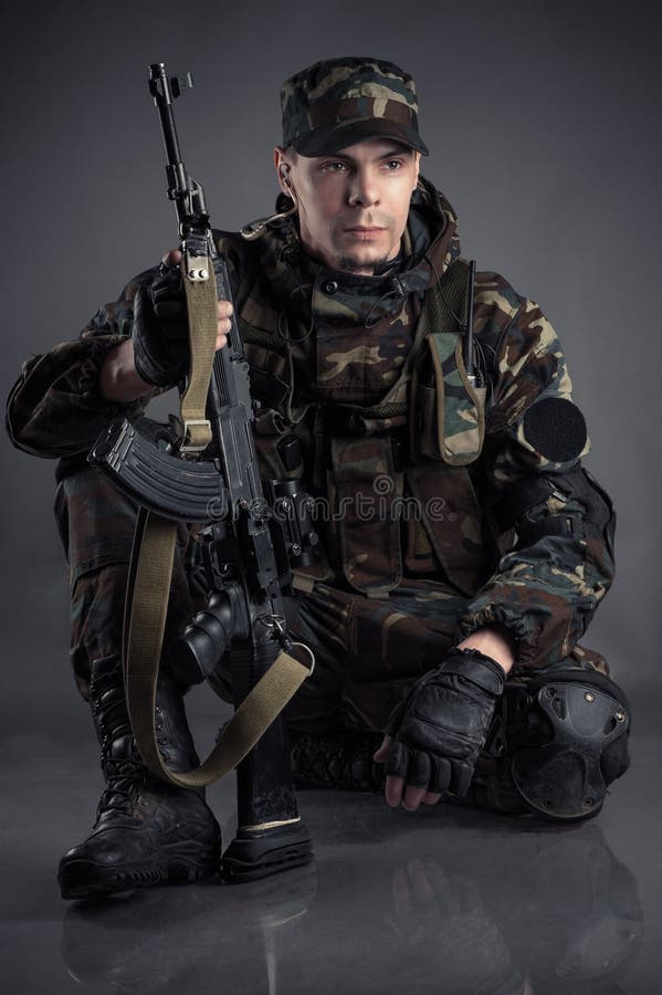 Soldato seduto sul pavimento immagini stock