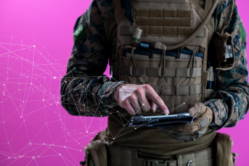 Soldato che utilizza un computer tablet chiuso con pixel