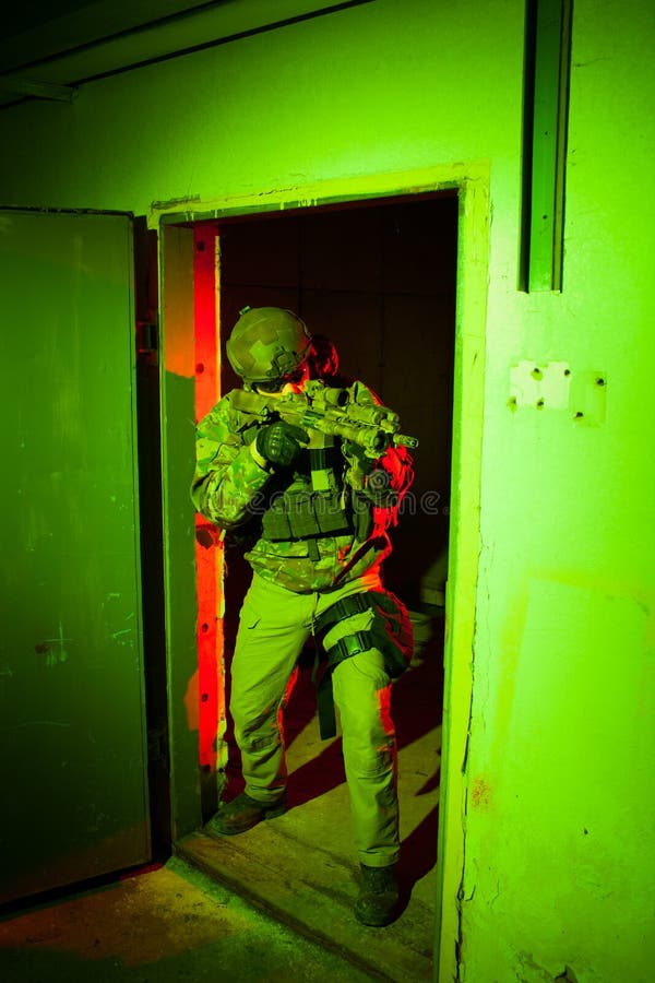 Soldato delle forze speciali durante la missione di notte