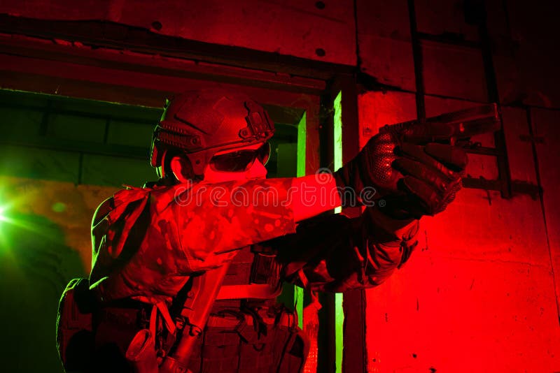 Soldato delle forze speciali durante la missione di notte