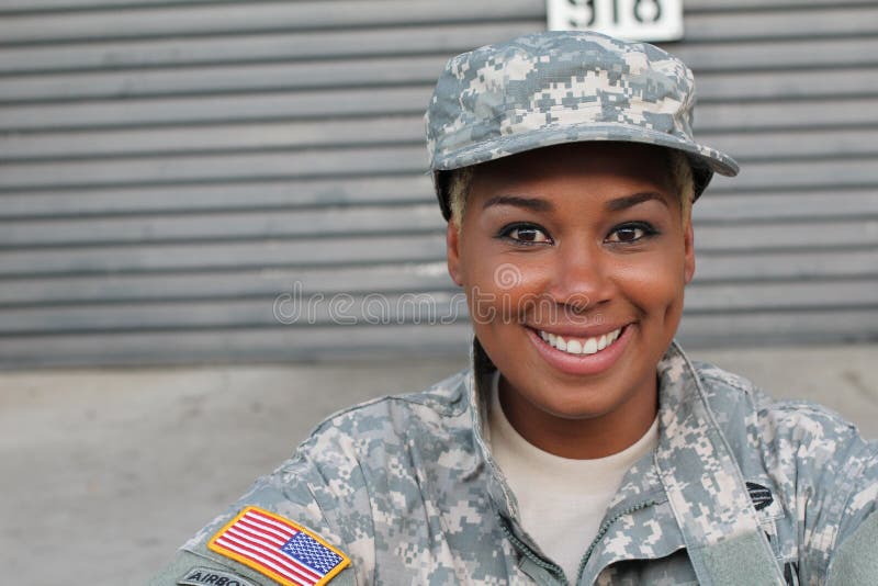 Soldato di veterano che sorride e che ride Donna afroamericana nei militari immagine stock libera da diritti Soldato di veterano che sorride e che ride Donna afroamericana nei militari immagine stock libera da diritti