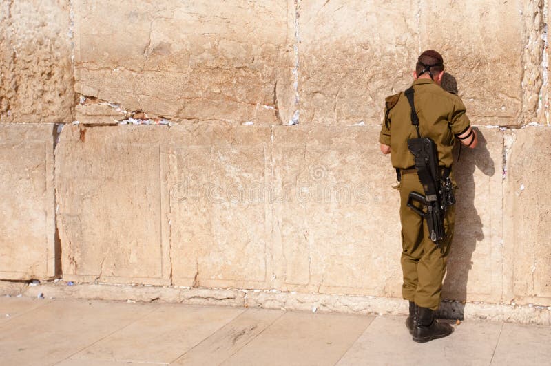 Soldato israeliano alla parete occidentale fotografia stock Soldato israeliano alla parete occidentale fotografia stock