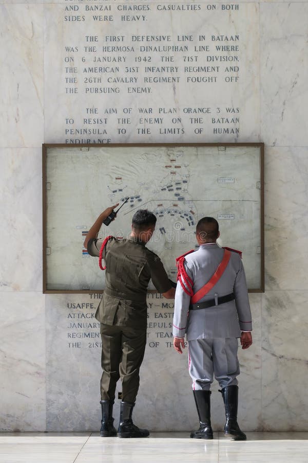 Soldats en uniforme au bâti Samat Shrine photo stock Soldats en uniforme au bâti Samat Shrine photo stock
