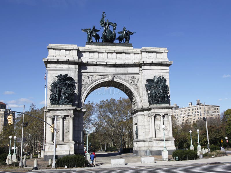 Soldats et monument de marins à la plaza grande d'armée à Brooklyn, New York image stock Soldats et monument de marins à la plaza grande d'armée à Brooklyn, New York image stock