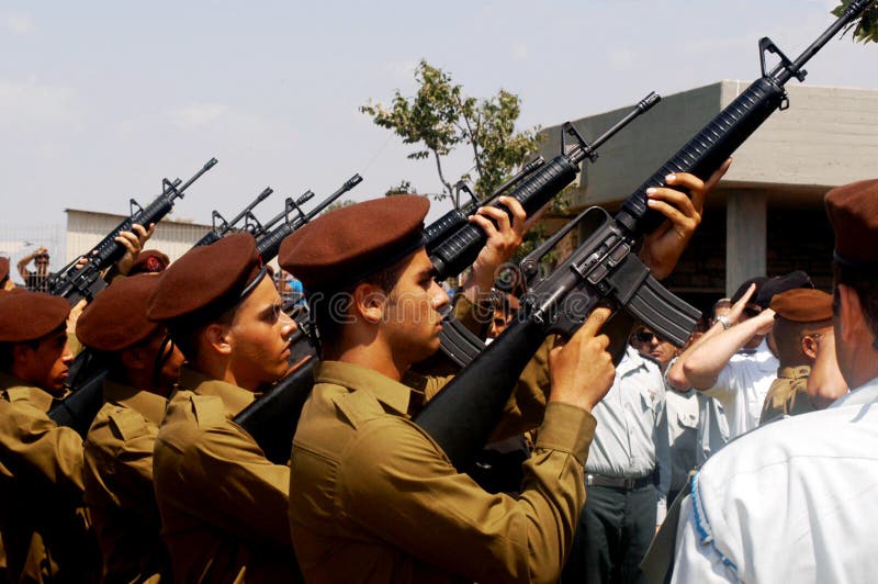 Soldats israéliens avec des zones de courant photos stock