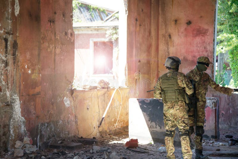 Soldats sur la patrouille urbaine photos libres de droits Soldats sur la patrouille urbaine photos libres de droits