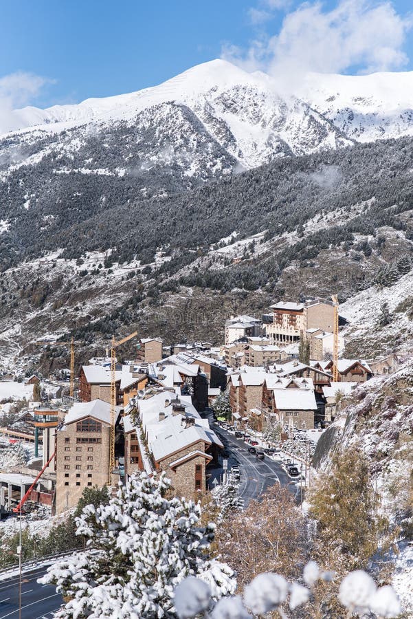 Soldeu, Canillo, Andorra na jesień ranku w swój pierwszy opad śniegu sezon Ty możesz widzieć prawie uzupełniałeś pracy t zdjęcia royalty free Soldeu, Canillo, Andorra na jesień ranku w swój pierwszy opad śniegu sezon Ty możesz widzieć prawie uzupełniałeś pracy t zdjęcia royalty free
