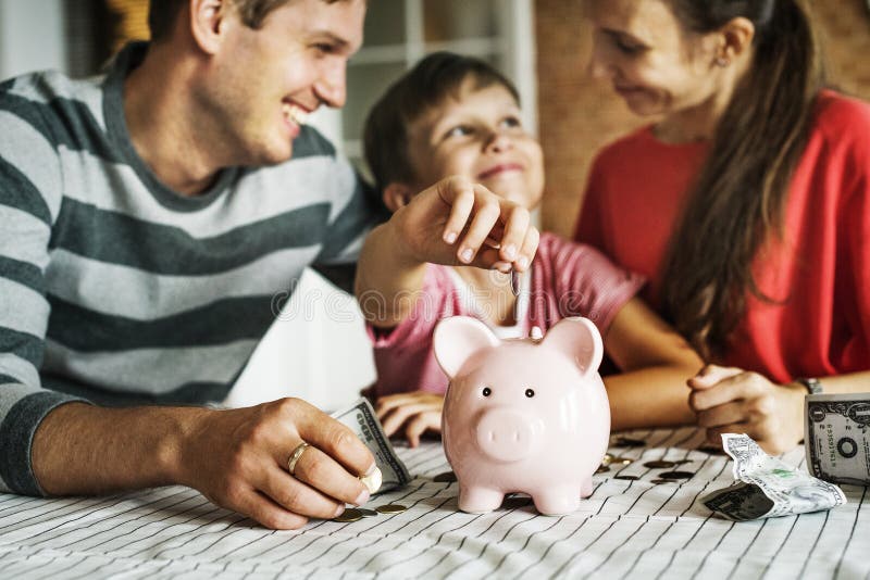 Soldi dei guadagni del bambino per futuro fotografia stock Soldi dei guadagni del bambino per futuro fotografia stock