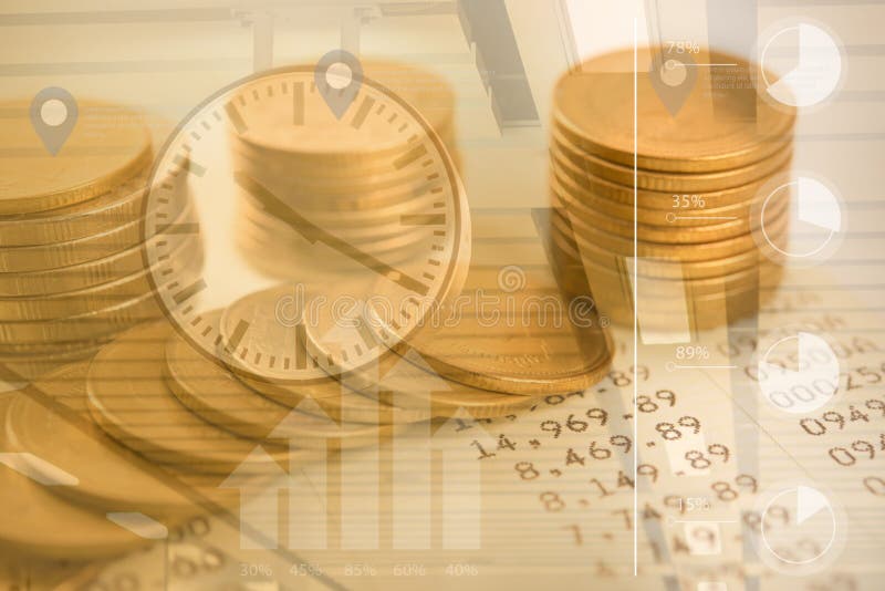Soldi della moneta del mucchio con finanza del libro contabile ed il concetto di attività bancarie fotografia stock libera da diritti Soldi della moneta del mucchio con finanza del libro contabile ed il concetto di attività bancarie fotografia stock libera da diritti