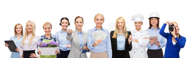Soldi della tenuta della donna sopra i lavoratori professionisti fotografia stock Soldi della tenuta della donna sopra i lavoratori professionisti fotografia stock