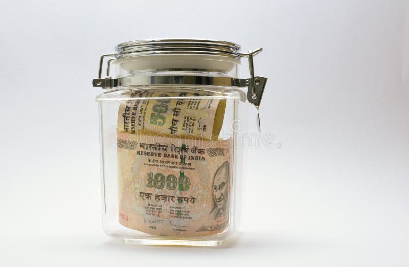 Soldi o rupia o valuta o banconote indiana in barattolo di vetro immagine stock libera da diritti Soldi o rupia o valuta o banconote indiana in barattolo di vetro immagine stock libera da diritti