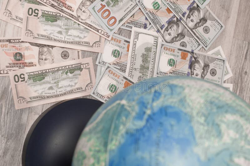 Soldi su una mappa del fondo del mondo Concetto di viaggio immagini stock Soldi su una mappa del fondo del mondo Concetto di viaggio immagini stock