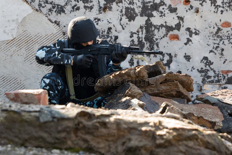 Soldado pistolas en escondite el lugar.