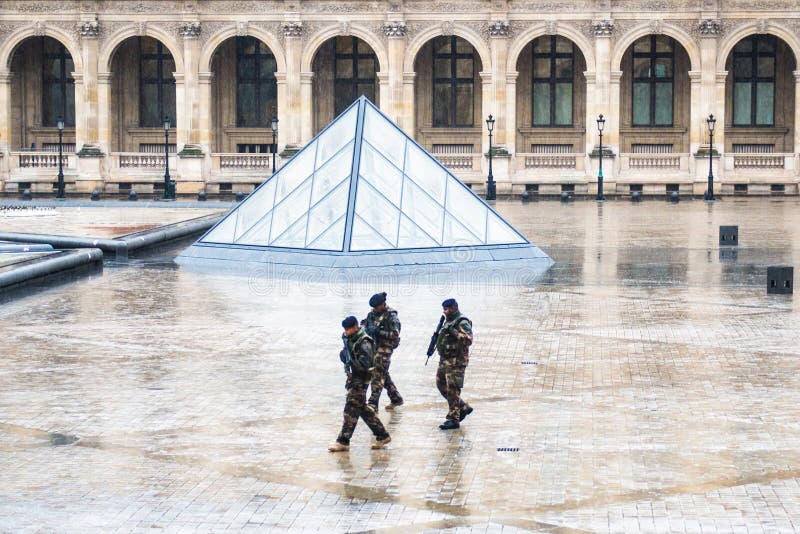 Soldiers near Louvre Museum stock images Soldiers near Louvre Museum stock images