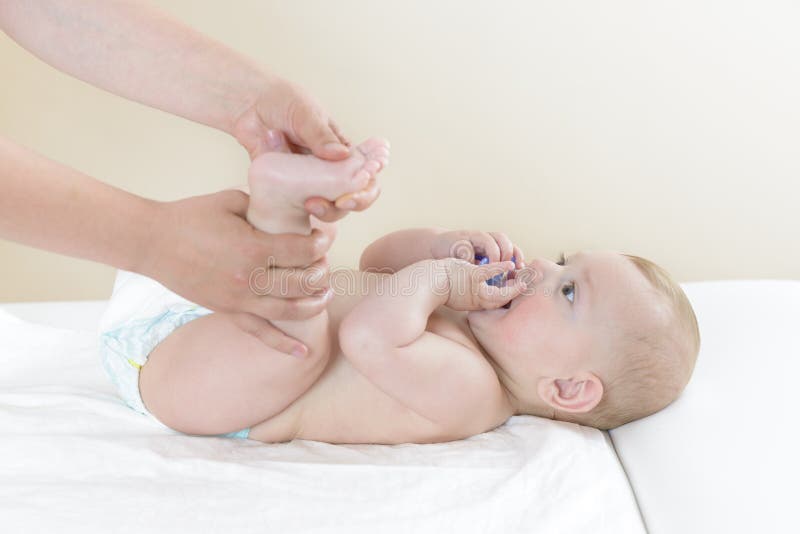 Un nino conseguir único masaje aceite de acuerdo a su madre.