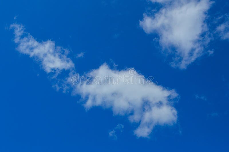 Soleado brillante hermoso del cielo azul con las nubes mullidas blancas pintorescas Fondo, papel pintado, textura imagenes de archivo Soleado brillante hermoso del cielo azul con las nubes mullidas blancas pintorescas Fondo, papel pintado, textura imagenes de archivo