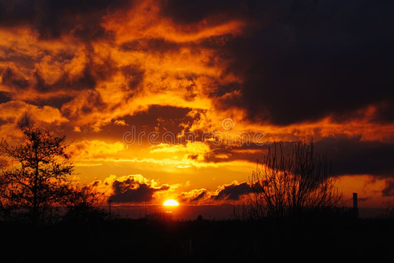 Soleil après les tempêtes. Le coucher du soleil coloré comme nuages orageux commencent à se déplacer loin après quelques orages