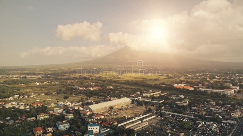 Soleil brille sur l'éruption du volcan mayon à legazpi cityscape aerial. philippines épique repère touristique clips vidéos