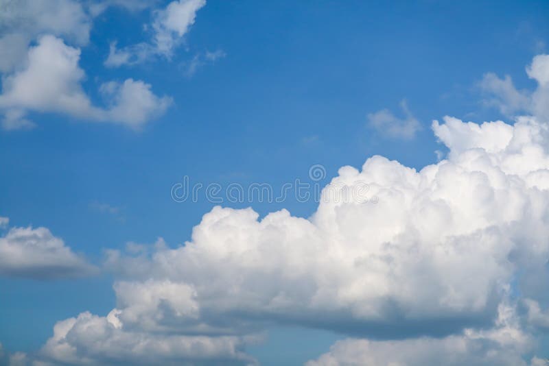 soleil énorme blanc mou de nuage de tas de ciel bleu en été image stock soleil énorme blanc mou de nuage de tas de ciel bleu en été image stock