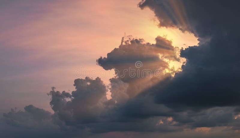 Solen rays att skina till och med härliga regnmoln på skymning Dramatisk cloudscape på solnedgången arkivbilder