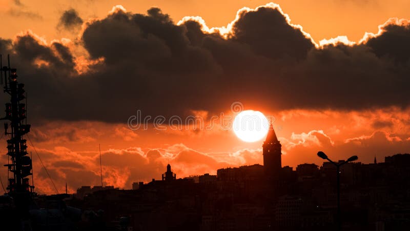 Solen som sjunker bak det Galata tornet arkivfoton Solen som sjunker bak det Galata tornet arkivfoton