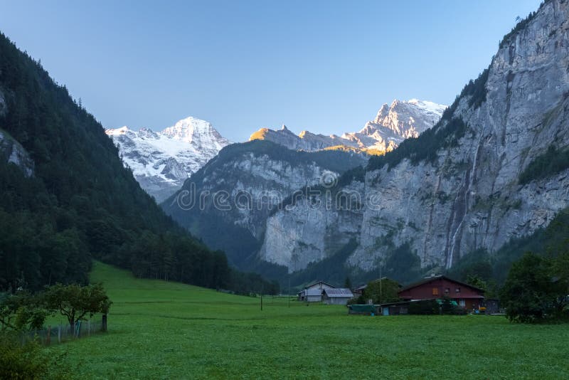 Solen stiger på den Lauterbrunnen dalen Berner Oberland, Schweiz arkivbild Solen stiger på den Lauterbrunnen dalen Berner Oberland, Schweiz arkivbild