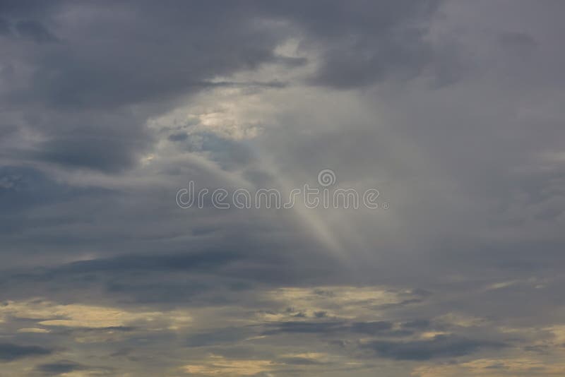 Solens str?lar p? solnedg?ngen som g?r deras v?g till och med molnen fotografering för bildbyråer Solens str?lar p? solnedg?ngen som g?r deras v?g till och med molnen fotografering för bildbyråer