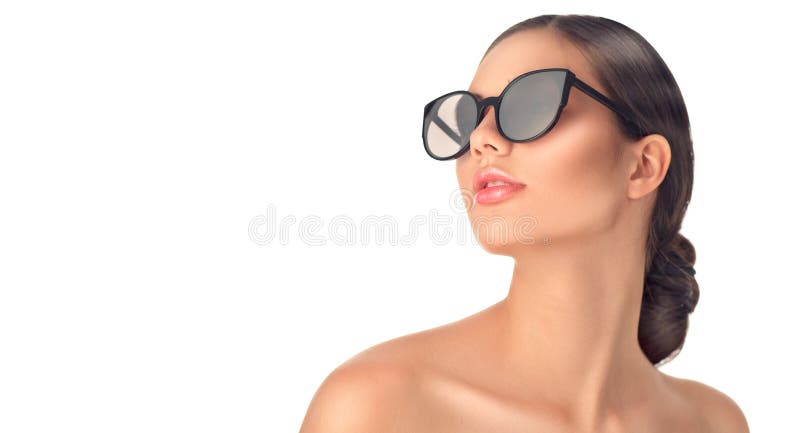 Solglasögon för flicka för skönhetmodemodell bärande Härlig kvinnastående över white