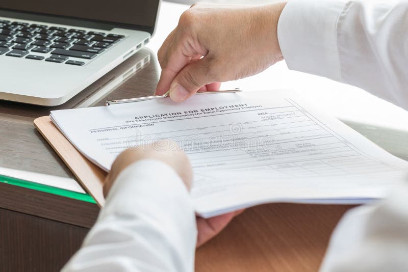 Solicitant care depune în formularul de cerere de ofertă de muncă sau care înregistrează cererea de asigurare de sănătate royalty free stock photo