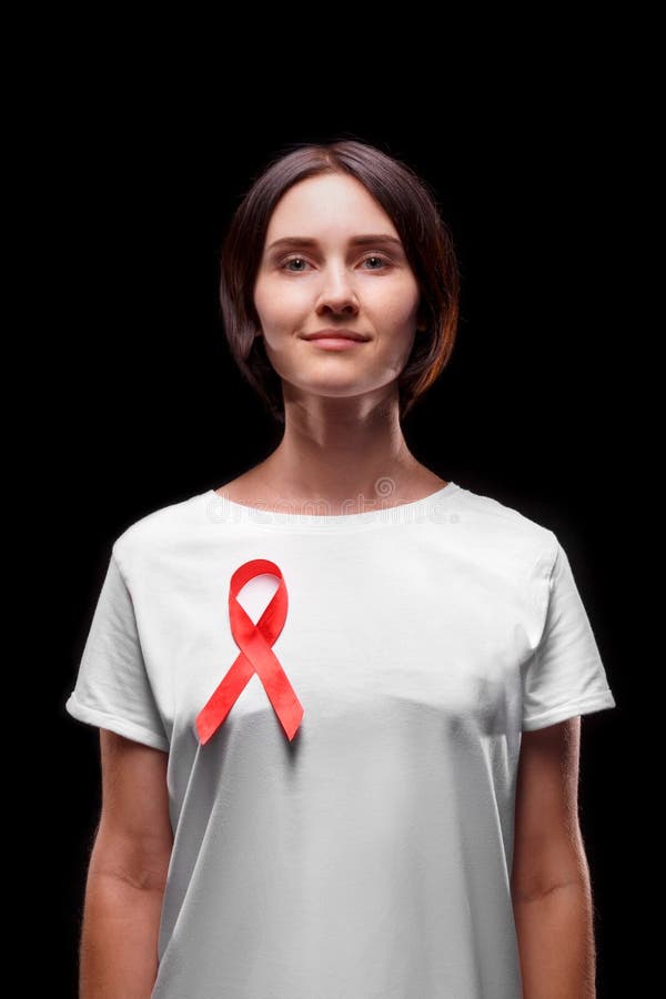 Solidarité Avec Des Personnes Avec Le SIDA Une Femme De Sourire Avec Un Ruban  Rouge Sur Un T-shirt Sur Un Fond Noir Conscience De Image stock - Image du  maladie, paume: 99445297