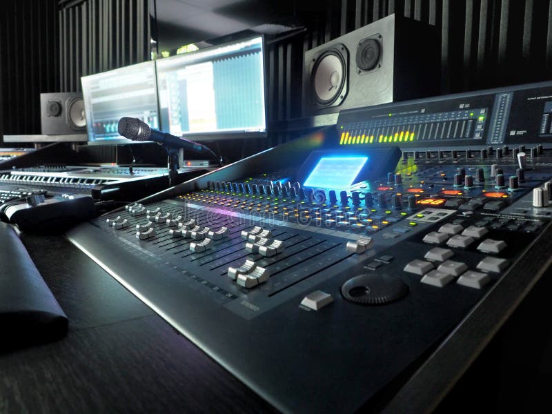 Solides Tonstudio mit Musik-Fahrtenschreiber stockbilder Solides Tonstudio mit Musik-Fahrtenschreiber stockbilder