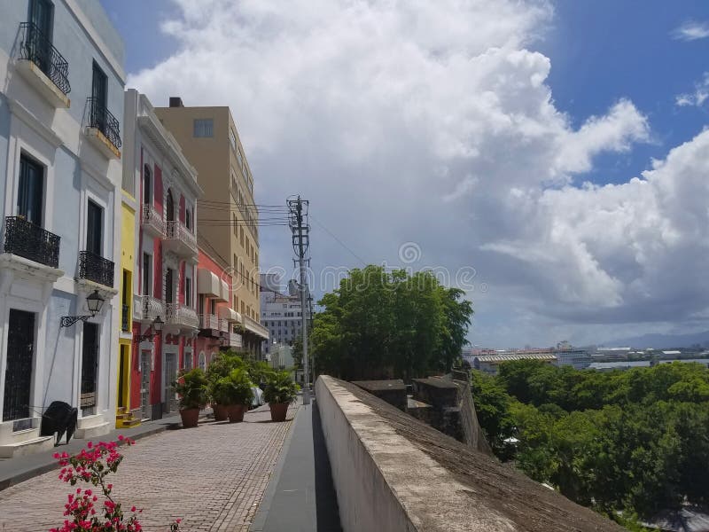 Solig dag i den gamla staden San Juan, Puerto Rico arkivfoto Solig dag i den gamla staden San Juan, Puerto Rico arkivfoto