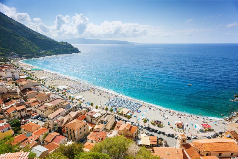 Solig sikt på den Scilla kuststranden i Calabria royaltyfri bild Solig sikt på den Scilla kuststranden i Calabria royaltyfri bild