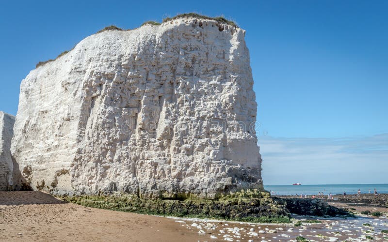 Soligt väder kom med turister och besökare till botanikfjärdstranden nära Broadstairs Kent för att tycka om strandvågorna och som royaltyfri bild Soligt väder kom med turister och besökare till botanikfjärdstranden nära Broadstairs Kent för att tycka om strandvågorna och som royaltyfri bild