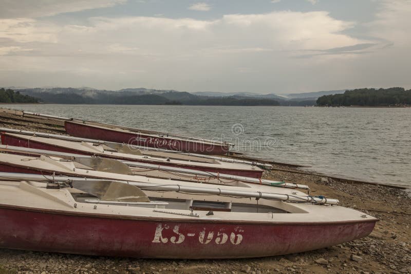 Solina jezioro, południowy Polska - siwieje wody i chmurnych nieba zdjęcia stock Solina jezioro, południowy Polska - siwieje wody i chmurnych nieba zdjęcia stock