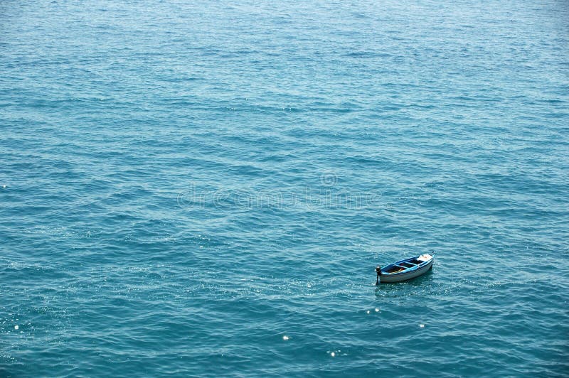 Osamelý loď sedí prázdne uprostred mora.