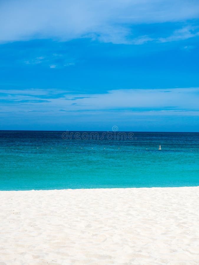 Solitude de plage dans Aruba avec le ciel bleu parfait photos stock Solitude de plage dans Aruba avec le ciel bleu parfait photos stock