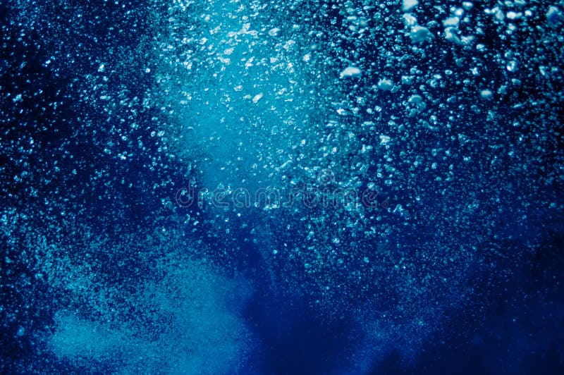 Sollevare le bolle subacquee nel mare blu immagine stock libera da diritti Sollevare le bolle subacquee nel mare blu immagine stock libera da diritti