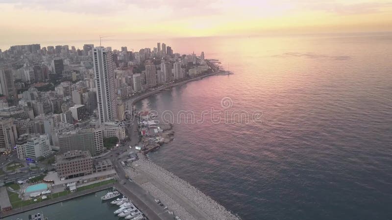 Solnedg?ng i havet Flyg ?ver Beirut Zaytunay fj?rdmarina och centrum Flyg- skott f?r surr av Beirut, Libanon, under solnedg?ng