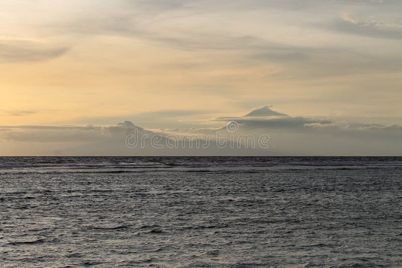 Solnedg?ng p? stranden av Gili Trawangan royaltyfria foton Solnedg?ng p? stranden av Gili Trawangan royaltyfria foton