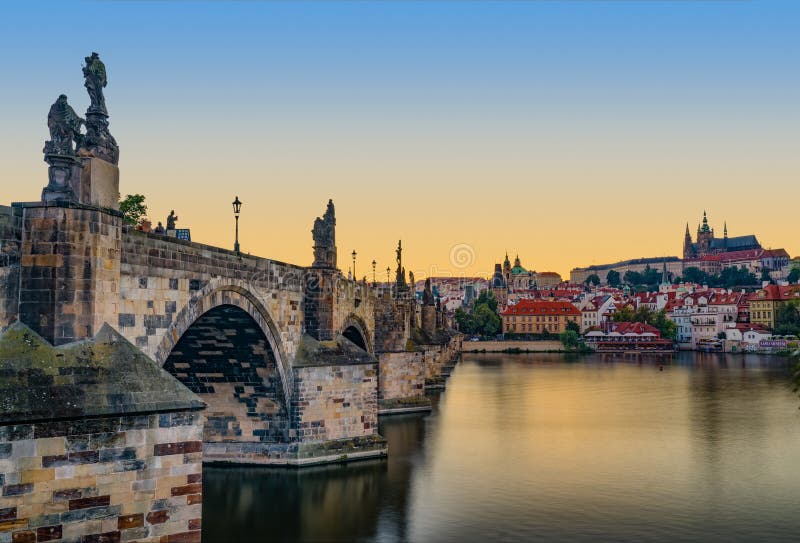 Solnedgång av den Prague slotten och Charles Bridge
