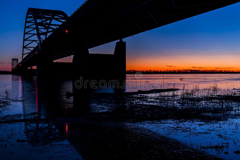 Solnedgång-/blåtttimme på Paducah den stål bundna ärke- bron - Ohio River, Kentucky & Illinois arkivbild Solnedgång-/blåtttimme på Paducah den stål bundna ärke- bron - Ohio River, Kentucky & Illinois arkivbild