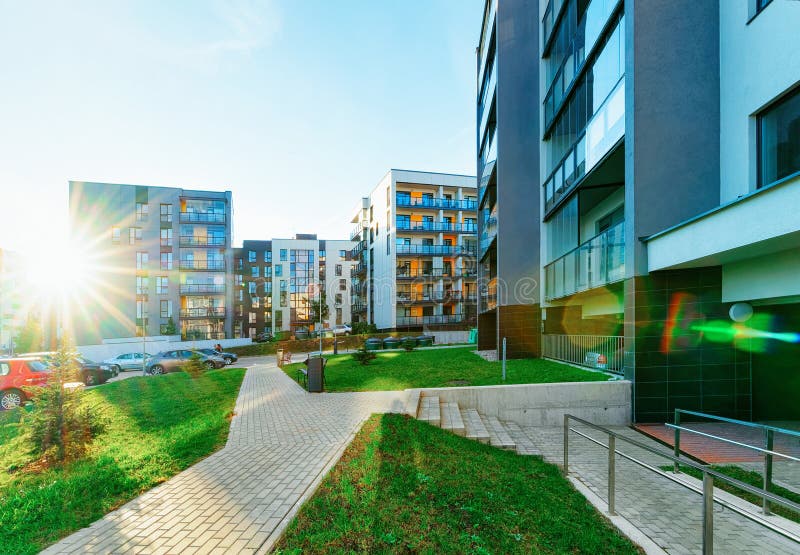 Solnedgång för fastighet för bostads- byggnader för hus och för hem för lägenhet modern royaltyfri foto
