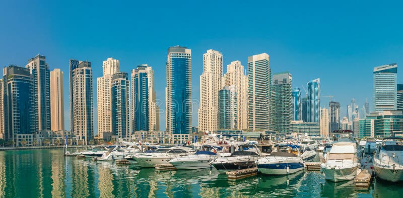solnedgång för plats för cityscapedubai marina panorama- royaltyfri fotografi solnedgång för plats för cityscapedubai marina panorama- royaltyfri fotografi