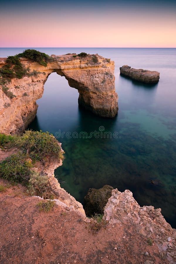 Solnedgång i Algarven, Portugal Med några trevliga klippor i området av Alburfeira arkivbild Solnedgång i Algarven, Portugal Med några trevliga klippor i området av Alburfeira arkivbild