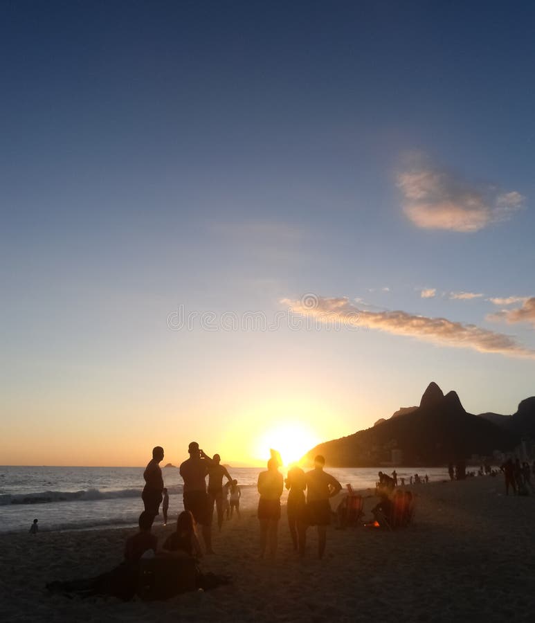 Solnedgång i den Copacabana stranden i Rio de Janeiro Brazil Folk som har gyckelsemestrar fotografering för bildbyråer Solnedgång i den Copacabana stranden i Rio de Janeiro Brazil Folk som har gyckelsemestrar fotografering för bildbyråer