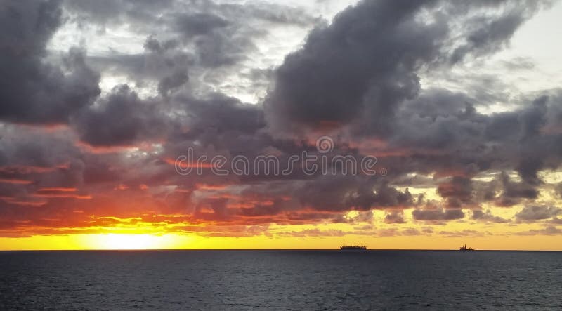 Solnedgång i det frånlands- området, FPSO och andra skyttlar tillsammans i en frånlands- dag fotografering för bildbyråer Solnedgång i det frånlands- området, FPSO och andra skyttlar tillsammans i en frånlands- dag fotografering för bildbyråer