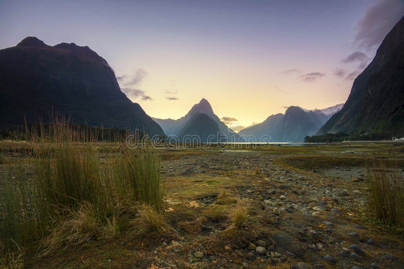 Solnedgång i Milford Sound, södra ö som är ny royaltyfria foton Solnedgång i Milford Sound, södra ö som är ny royaltyfria foton
